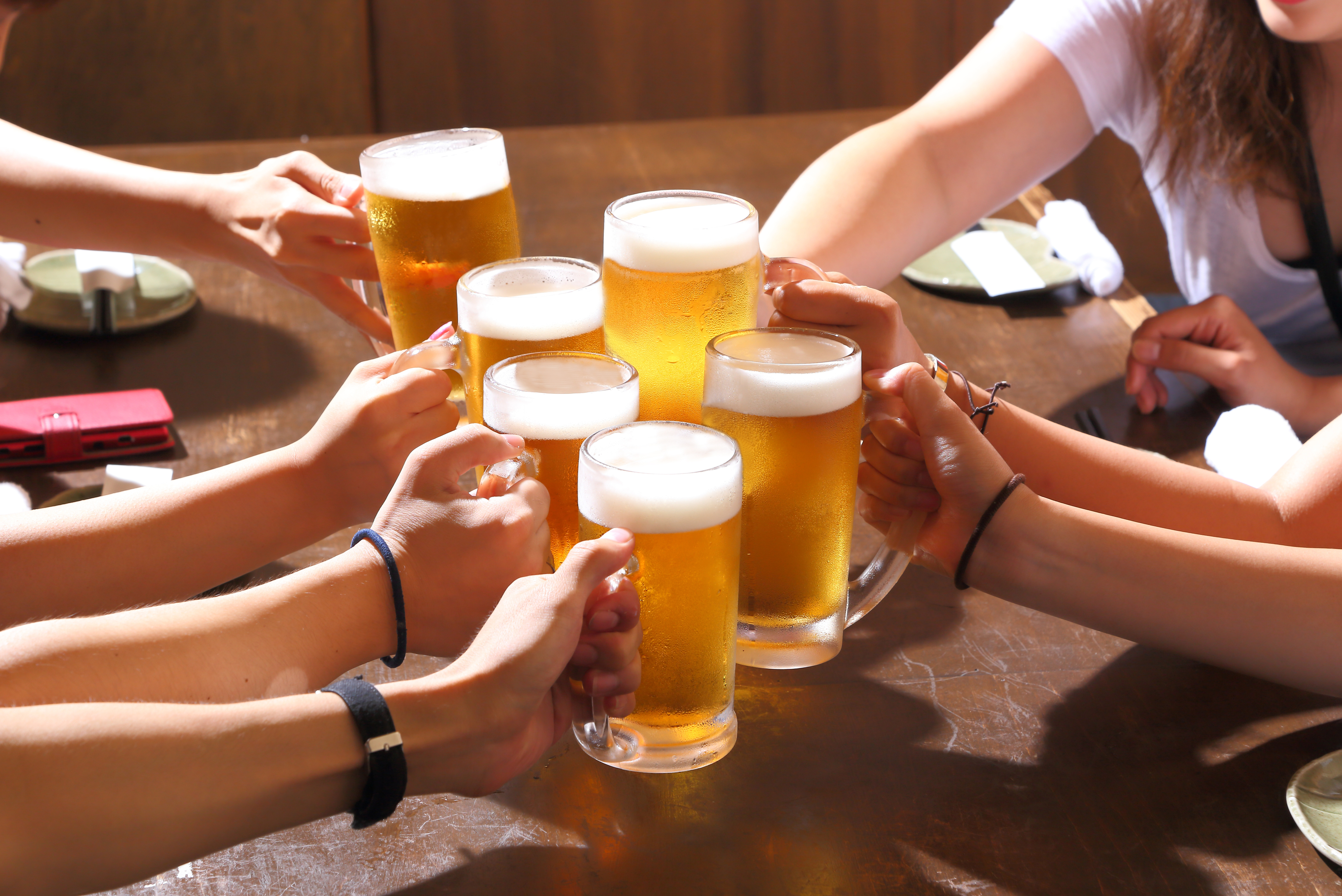 ビールで乾杯 飲み会、合コン